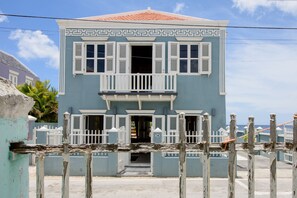 Exterior - Private Oceanfront luxurious city villa with private pool & beach (Willemstad)