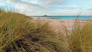 A beach with sand dunes and a distant island. - House La Houle Erquy *Pool* *Beach at 800m* (Erquy)