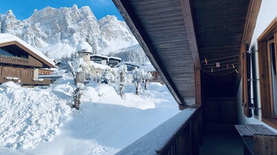 Newly renovated penthouse with panoramic view of Tofane mountains and ski trail