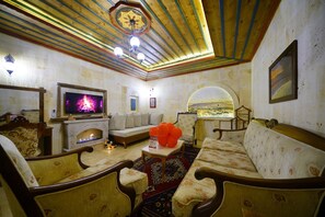 Televisión LED 82 cm con canales de televisión vía satélite, televisión