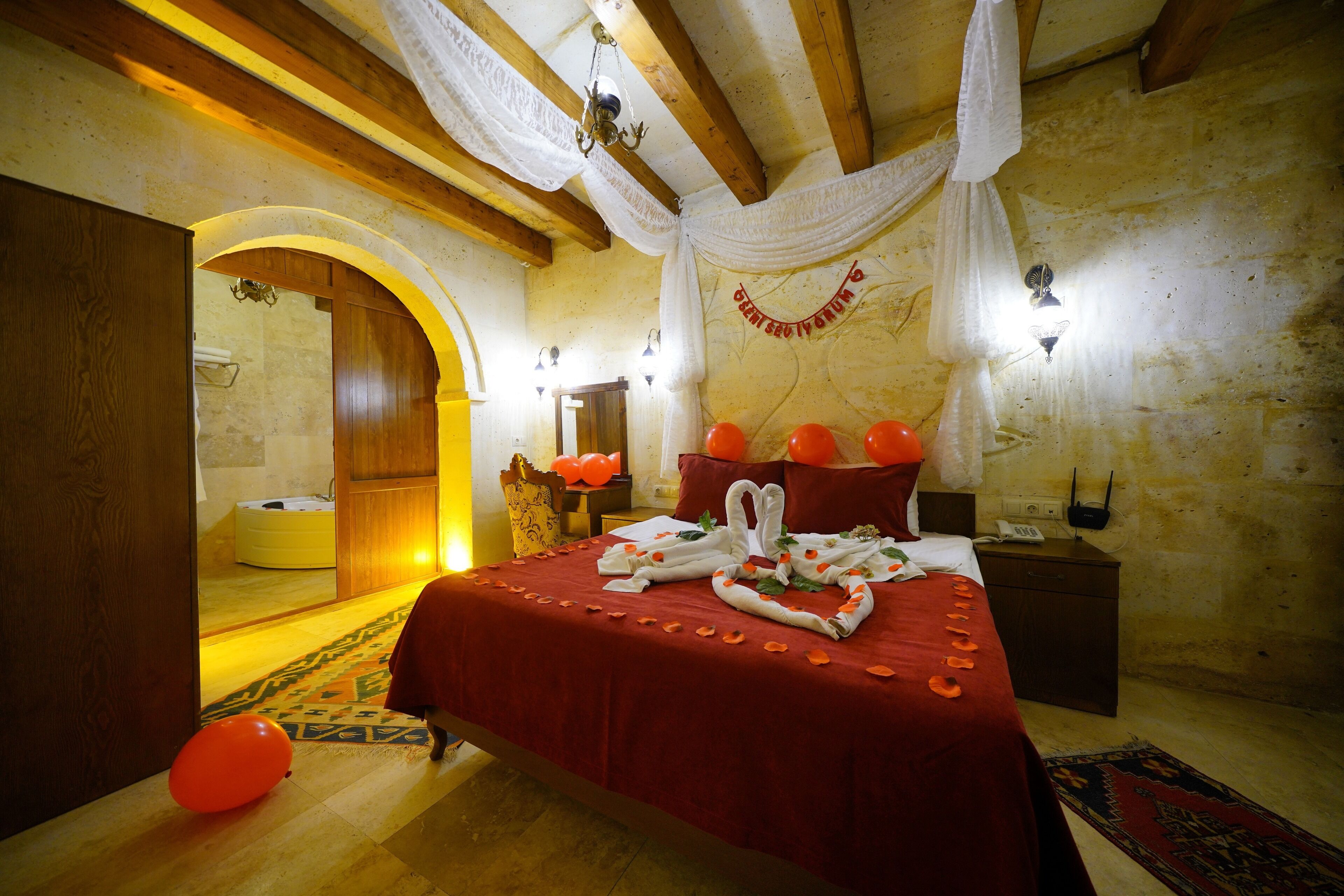 Honeymoon Suite | Egyptian cotton sheets, premium bedding, minibar, individually decorated