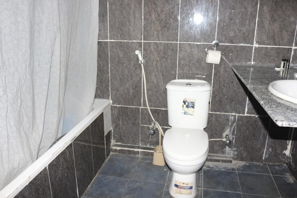 rainfall showerhead, free toiletries, towels