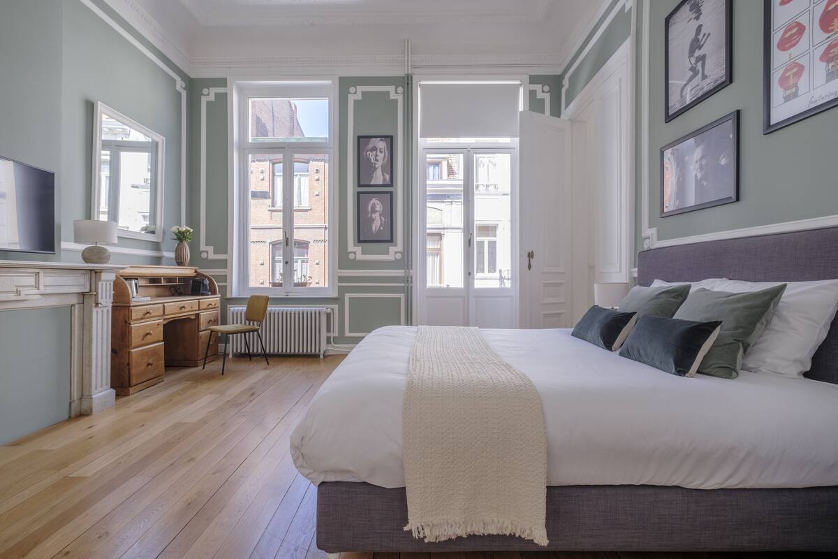 Premium bedding, individually decorated, individually furnished, desk