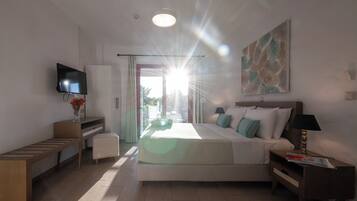 Superior Queen Apartment | Desk, free cribs/infant beds, free WiFi, bed sheets