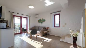 Loft Suite Apartment | Área de estar | TV de tela plana