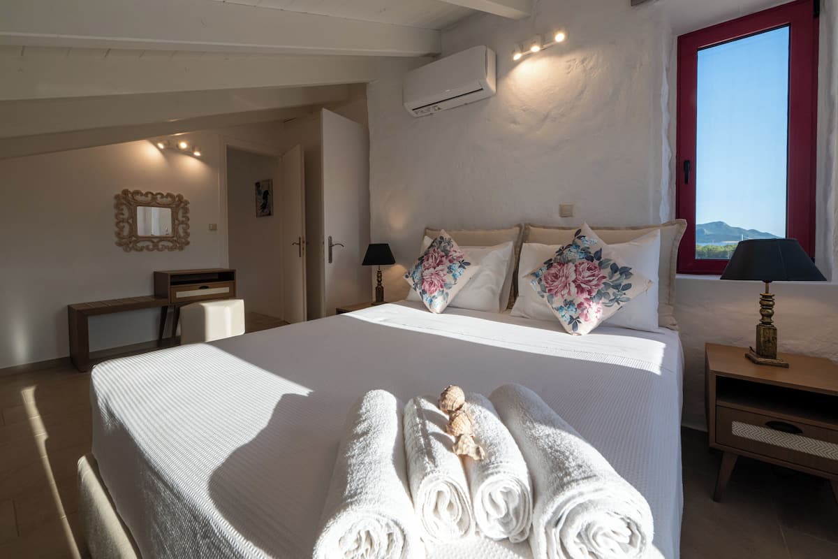 Loft Suite Apartment | Skrivebord, barnesenger (inkludert), wi-fi (inkludert) og sengetøy