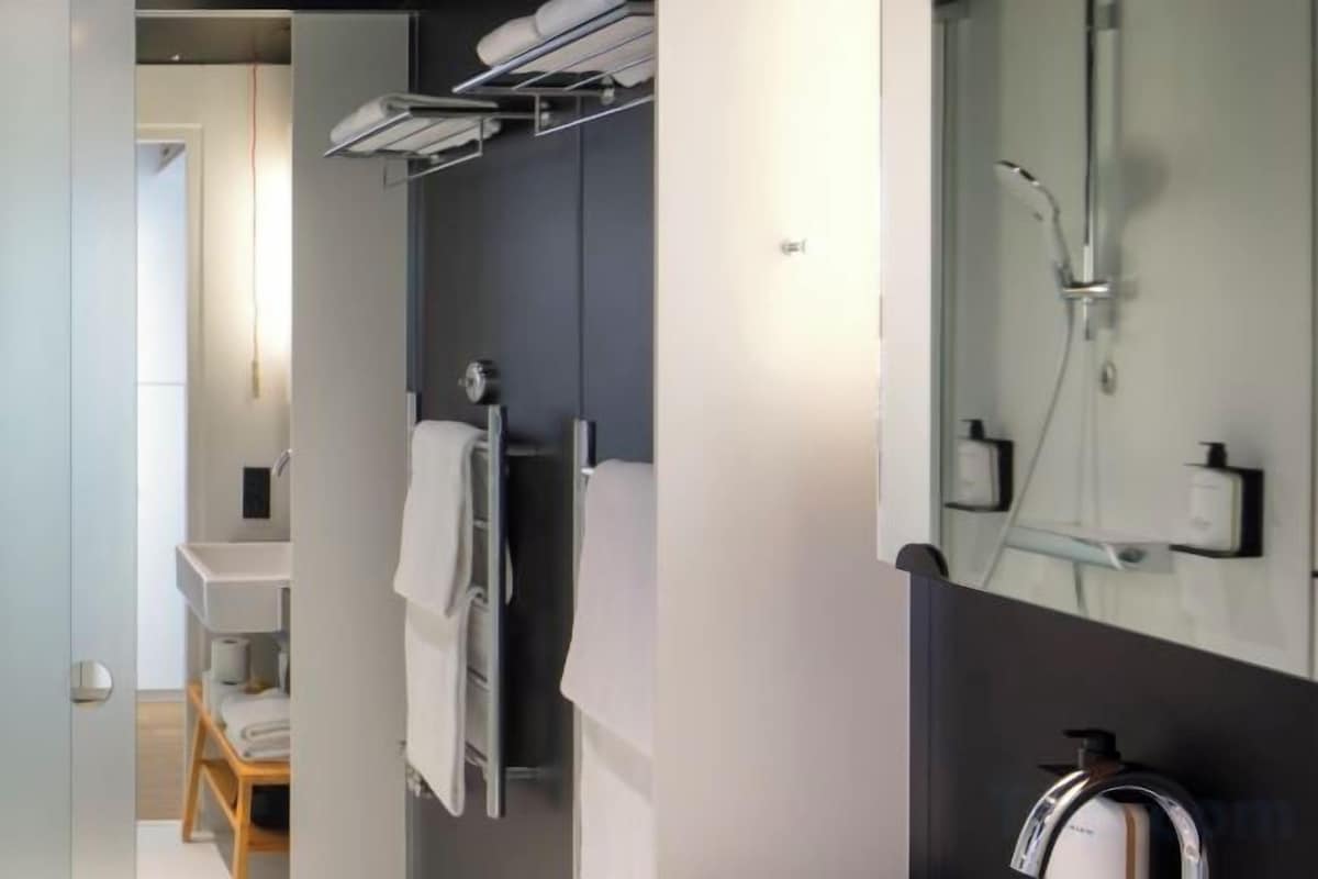 Shower, rainfall showerhead, free toiletries, hair dryer