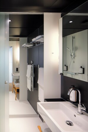 Een douche, een regendouche,  milieuvriendelijk toiletgerief