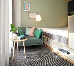 Zoku Room | 1 dormitorio, ropa de cama de alta calidad, caja fuerte y escritorio