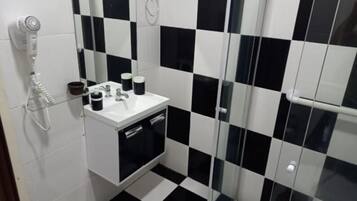 Quarto casal | Banheiro | Chuveiro, toalhas de banho