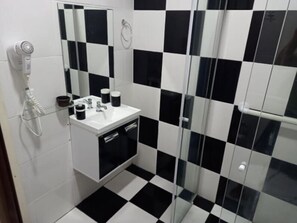 Double Room | Bathroom | Shower, towels
