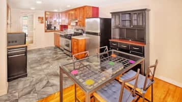 Apartamento, 1 habitación | Cocina privada | Frigorífico, microondas, horno y placa de cocina