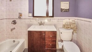 A bathroom with a bathtub, a sink, and a toilet. - Oasis Close to NYC (Jersey City)