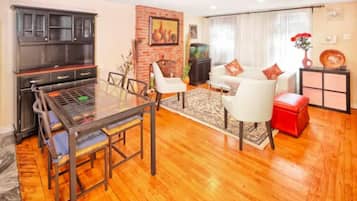 Apartamento, 1 habitación | Zona de estar | Una televisión