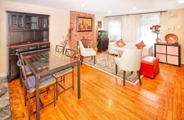 Apartemen, 1 kamar tidur | Area keluarga | TV