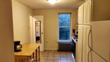 Apartamento, 1 quarto | Cozinha privada | Geladeira, micro-ondas, fogão, cooktop