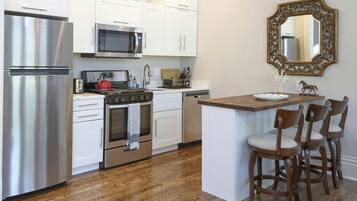House, 4 Bedrooms | Private kitchen | Fridge, microwave, oven, stovetop