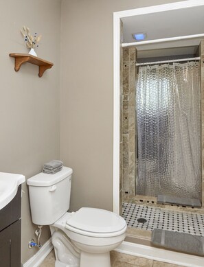 House, 5 Bedrooms | Bathroom | Free toiletries, hair dryer, towels - Prime Location! 5BR in Quaint Neighborhood! (Louisville)
