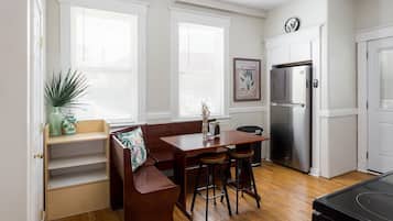 House, 4 Bedrooms | In-room dining