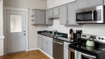 House, 4 Bedrooms | Private kitchen | Fridge, microwave, oven, stovetop