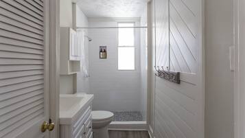 House, 4 Bedrooms | Bathroom | Free toiletries, hair dryer, towels