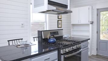 House, 3 Bedrooms | Private kitchen | Fridge, microwave, oven, stovetop