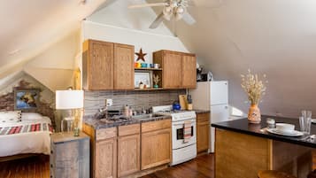Loft, Multiple Beds | Private kitchen | Fridge, oven, stovetop, coffee/tea maker