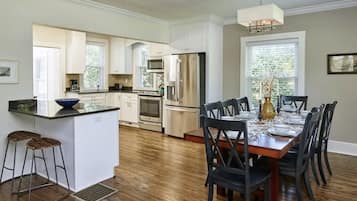 House, 5 Bedrooms | Private kitchen | Fridge, microwave, oven, stovetop