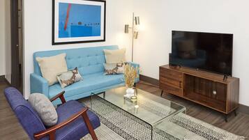 Apartamento, 3 quartos | Área de estar | TV 42 polegadas com canais a cabo, Netflix
