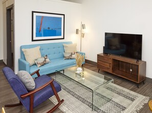 Leilighet, 3 soverom | Oppholdsområde | En 42-tommers TV med kabel-kanaler samt Netflix