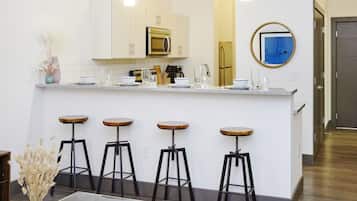 Apartamento, 3 quartos | Cozinha privada | Geladeira, micro-ondas, fogão, cooktop