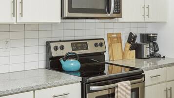 Apartamento, 3 quartos | Cozinha privada | Geladeira, micro-ondas, fogão, cooktop