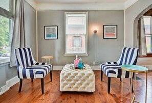 42 吋電視連有線電視頻道、Netflix