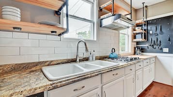 Fridge, oven, stovetop, dishwasher