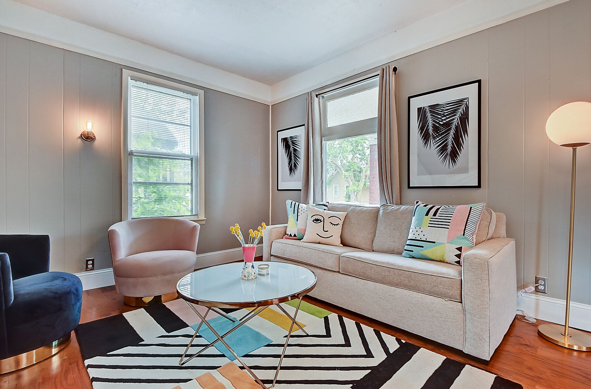 42 吋電視連有線電視頻道、Netflix