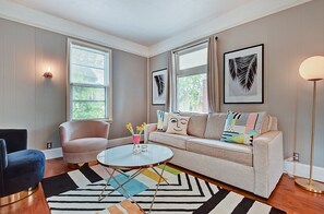 42 吋電視連有線電視頻道、Netflix