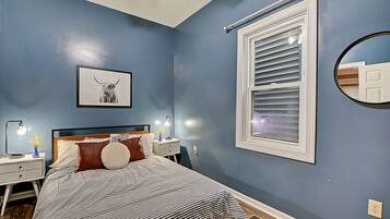 3 عدّة غرف نوم ومكواة/لوح كي وملاءات أسرّة