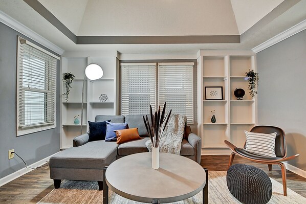 Casa, 3 habitaciones | Área de sala de estar | Televisión de 42 pulgadas con canales por cable y Netflix