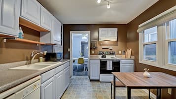 House, 3 Bedrooms | Private kitchen | Fridge, microwave, oven, stovetop