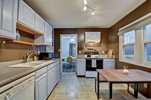 Casa, 3 habitaciones | Cocina privada | Refrigerador, microondas, horno y parrilla de estufa