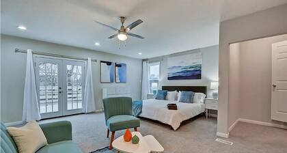 Spacious 6BR/3BA House w/ Parking! Sleeps 20!