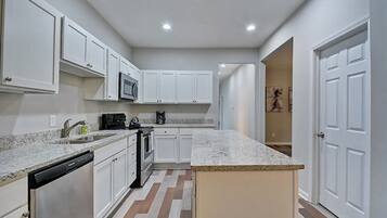 House, 6 Bedrooms | Private kitchen | Fridge, microwave, oven, stovetop
