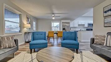 House, 6 Bedrooms | Living area | 42-inch TV with cable channels, Netflix