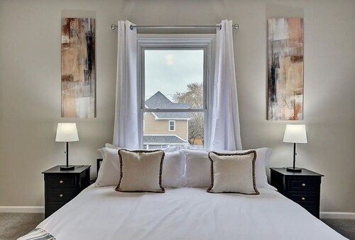 Spacious 6BR/3BA House w/ Parking! Sleeps 20!