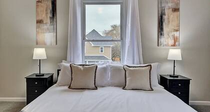 Spacious 6BR/3BA House w/ Parking! Sleeps 20!