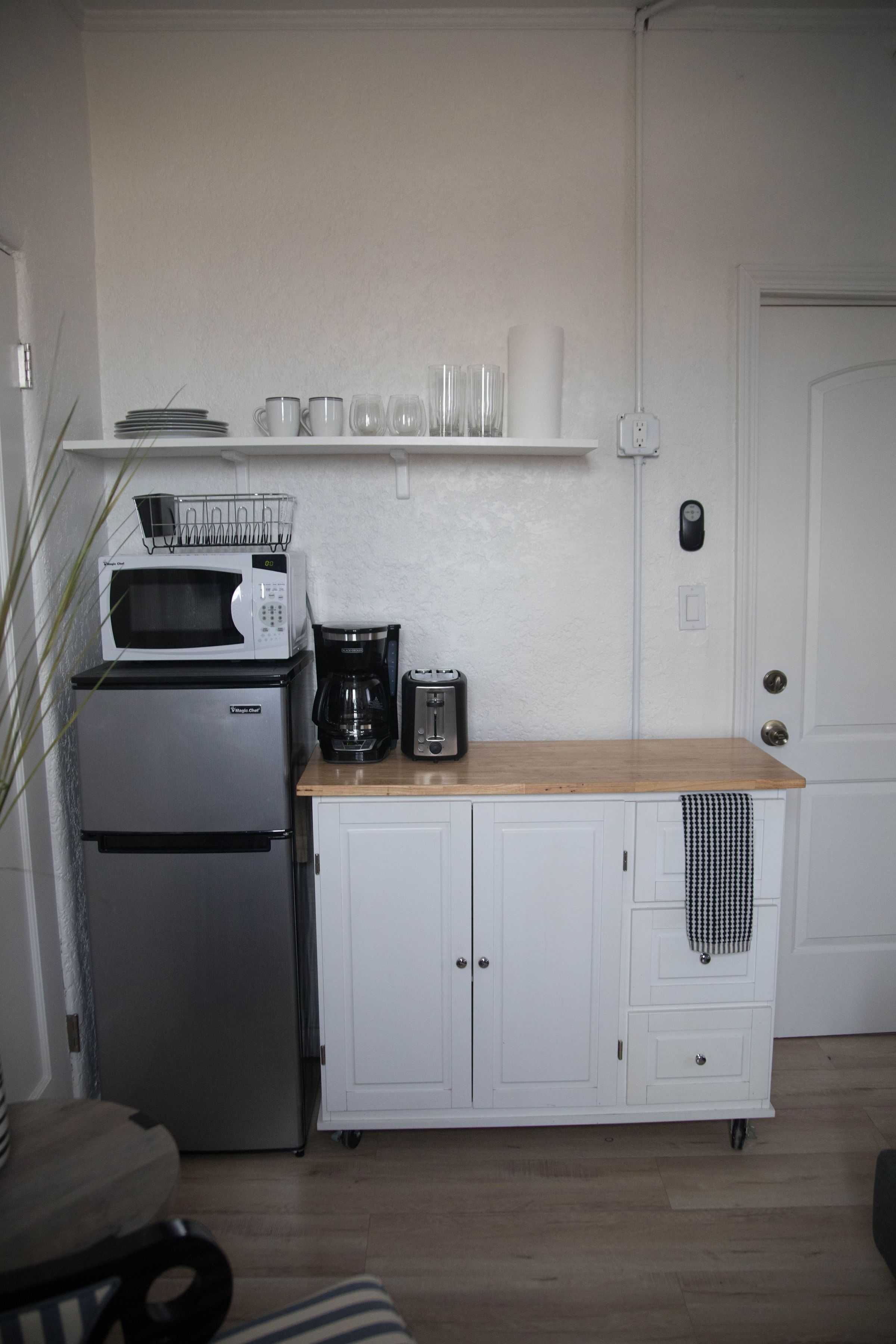 Apartment, 1 Queen Bed | Private kitchenette | Mini-fridge, microwave, coffee/tea maker