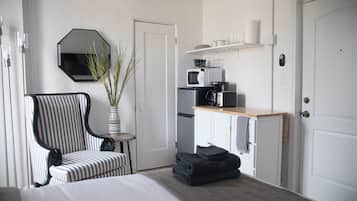 Apartment, 1 Queen Bed | Private kitchenette | Mini-fridge, microwave, coffee/tea maker