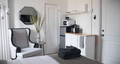 Charming Studio in Beverly Boulevard! Sleeps 2!