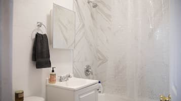 Apartment, 1 Queen Bed | Bathroom | Free toiletries, hair dryer, towels