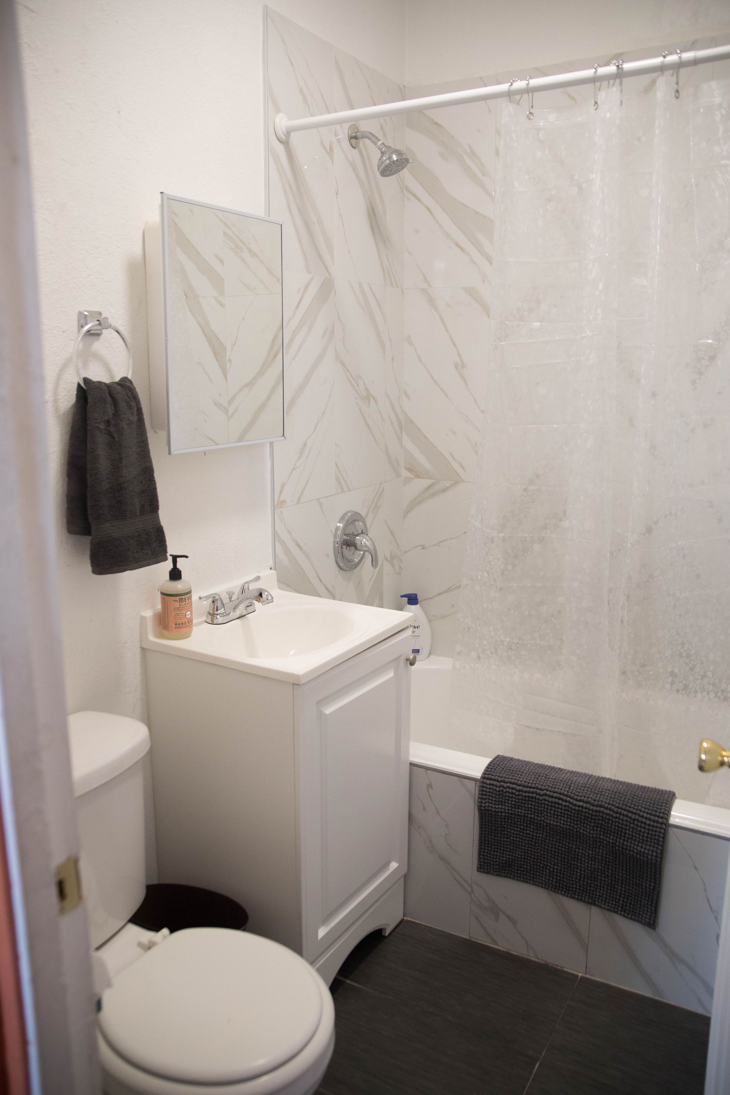 Apartment, 1 Queen Bed | Bathroom | Free toiletries, hair dryer, towels